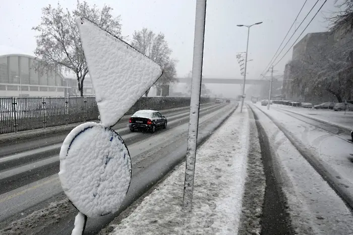 За пътуващите: силен сняг потопи Сърбия в хаос