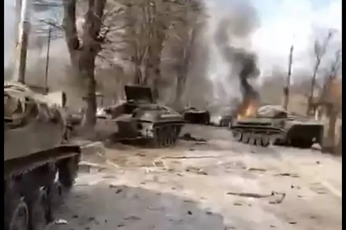 Украинците разбиват руска бронирана колона край Киев (ВИДЕО)
