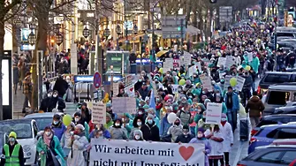 Хиляди на протести в Германия срещу задължителната ваксинация