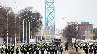 Канада отвори блокирания мост към САЩ