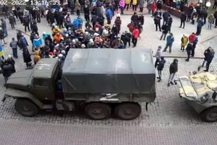 Украинци спират руски танкове с голи ръце (ВИДЕО)
