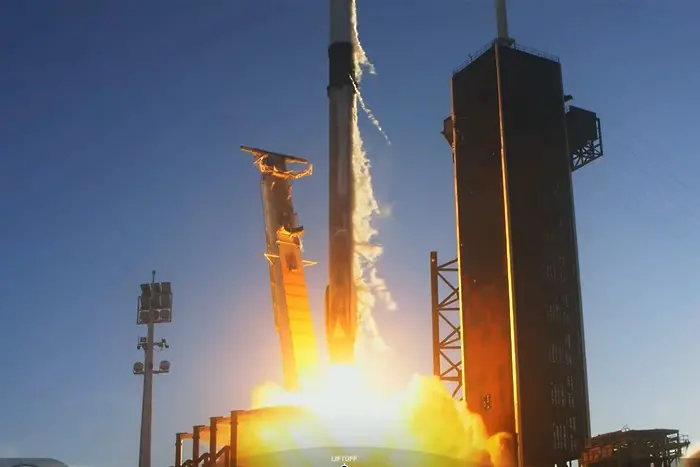 SpaceX прати още 49 интернет сателита в орбита (ВИДЕО)
