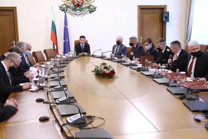 Петков към Янев: Предложете мерки за укрепване системата за сигурност на България