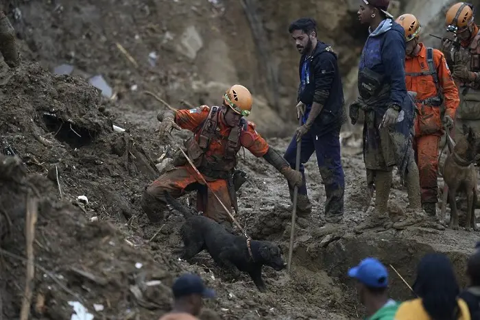 Най-малко 94 души загинаха при наводнения в Бразилия