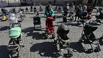 Войната е прогонила повече от половината от децата в Украйна от домовете им