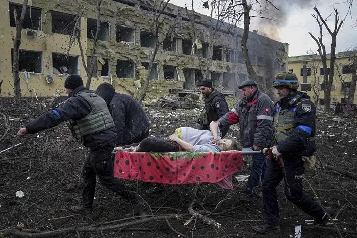 Бременна жена и бебето ѝ загинаха след бомбардирането на родилно в Мариупол (ВИДЕО)