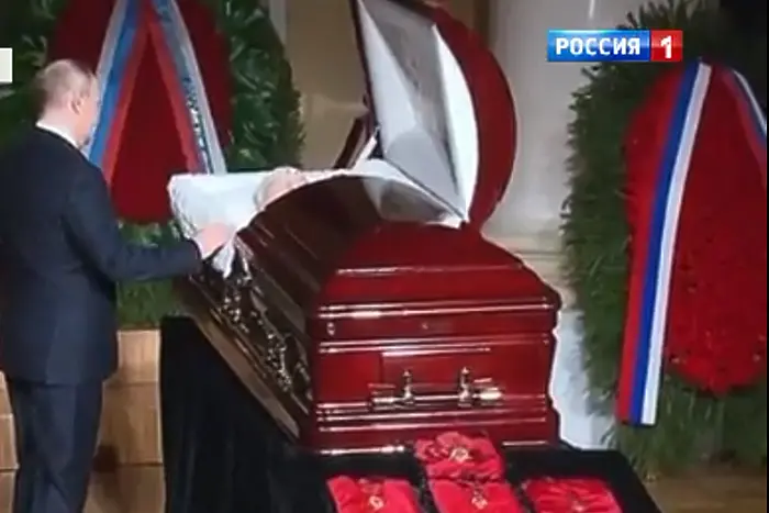 Путин положи червени рози пред ковчега на Жириновски (ВИДЕО)