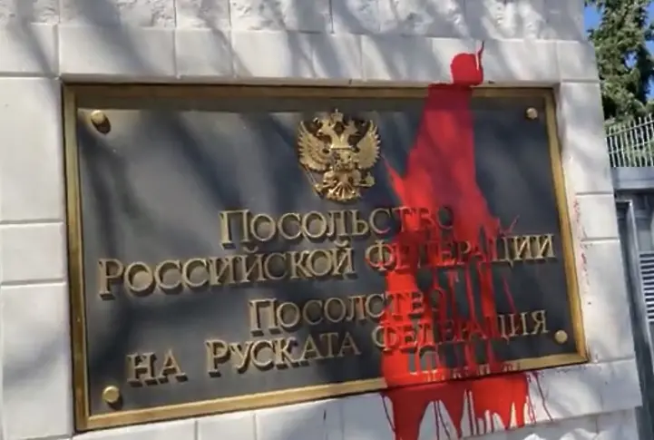Хаджигенов арестуван, заля с боя табелата на руското посолство (ВИДЕО)