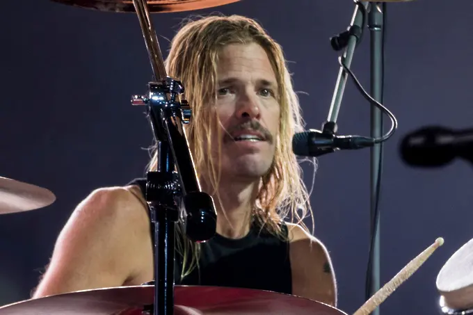 Почина забележителният барабанист на Foo Fighters Тейлър Хокинс