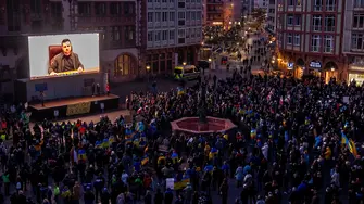 ДЕНЯТ В НЯКОЛКО РЕДА: Русия удари и овладя АЕЦ, Европа на площадите заради Украйна