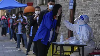 Китай: случаите на COVID намаляват, рестрикциите растат