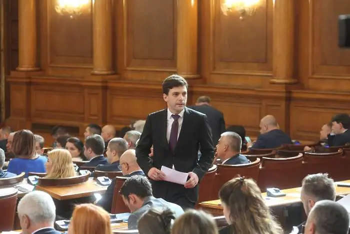 Началото на края: новата коалиция в парламента освободи председателя Никола Минчев