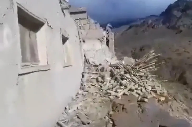 Над 920 души загинаха при земетресение в Афганистан (ВИДЕО)
