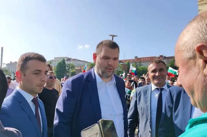 Делян Пеевски се появи на протеста