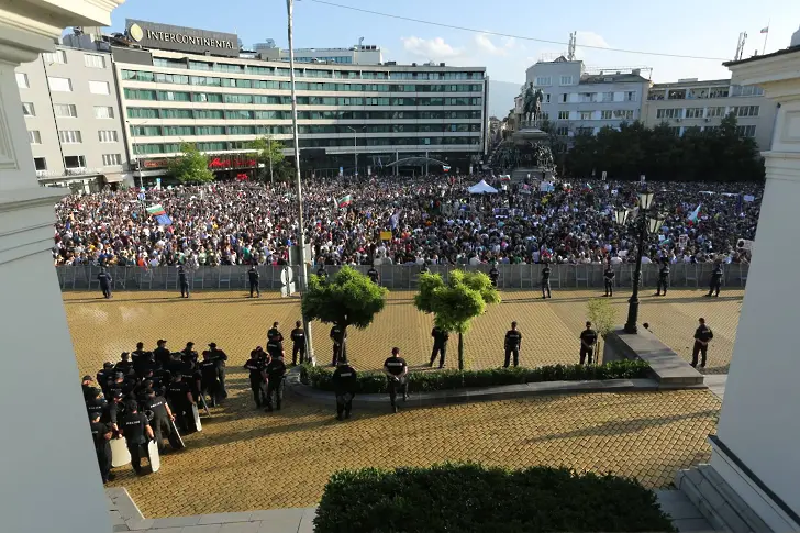 Хиляди излязоха в подкрепа на сваленото правителство (СНИМКИ + ВИДЕО)