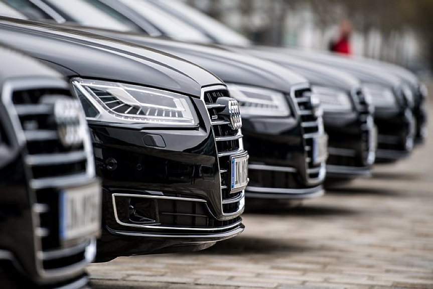 Шестима са обвинени, че регистрирали крадени луксозни коли в Бургаско