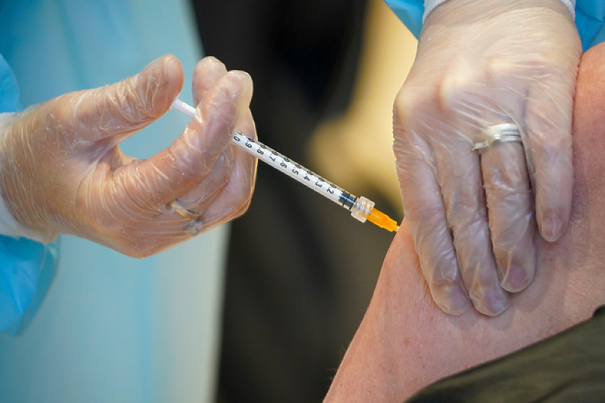 Великобритания одобри бивалентна ваксина срещу COVID