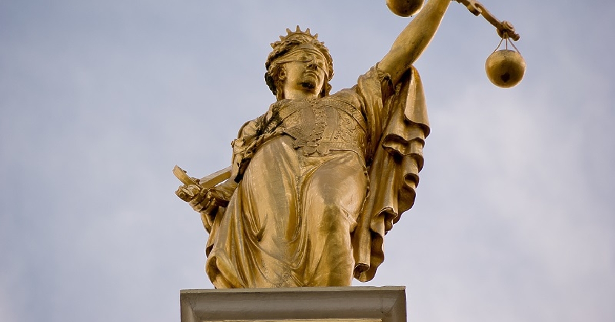 Пазете правото – дори, когато се налага, от закона“, призоваваше