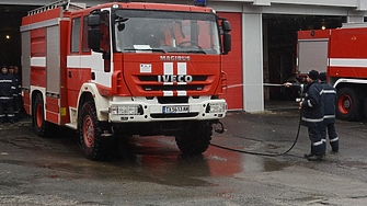 Пожар пламна в училище в Пловдив предиобед а шест екипа