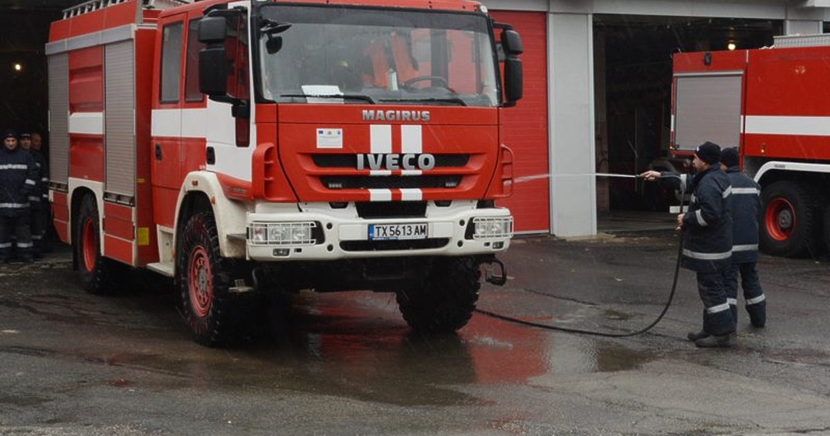 Пожар пламна в училище в Пловдив предиобед, а шест екипа