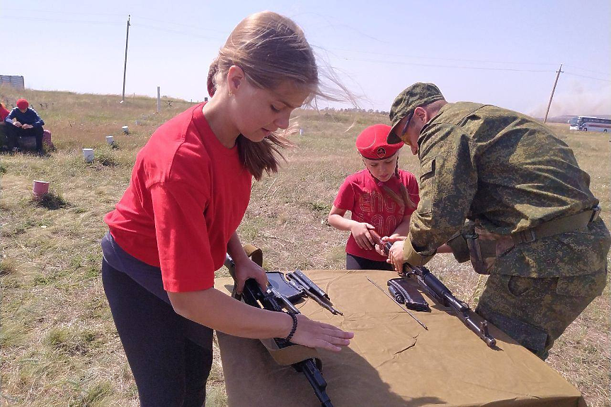 Путинюгенд - как руснаците обработват украинските деца