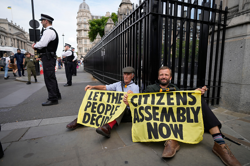 Протестна група нахлу в британския парламент
