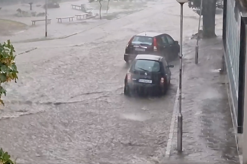Потоп в Карлово и Сопот. Водата отнесе коли и каменни блокове