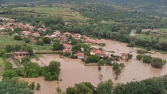 Жители на наводненото пловдивско село Слатина обвиняват институциите и кмета
