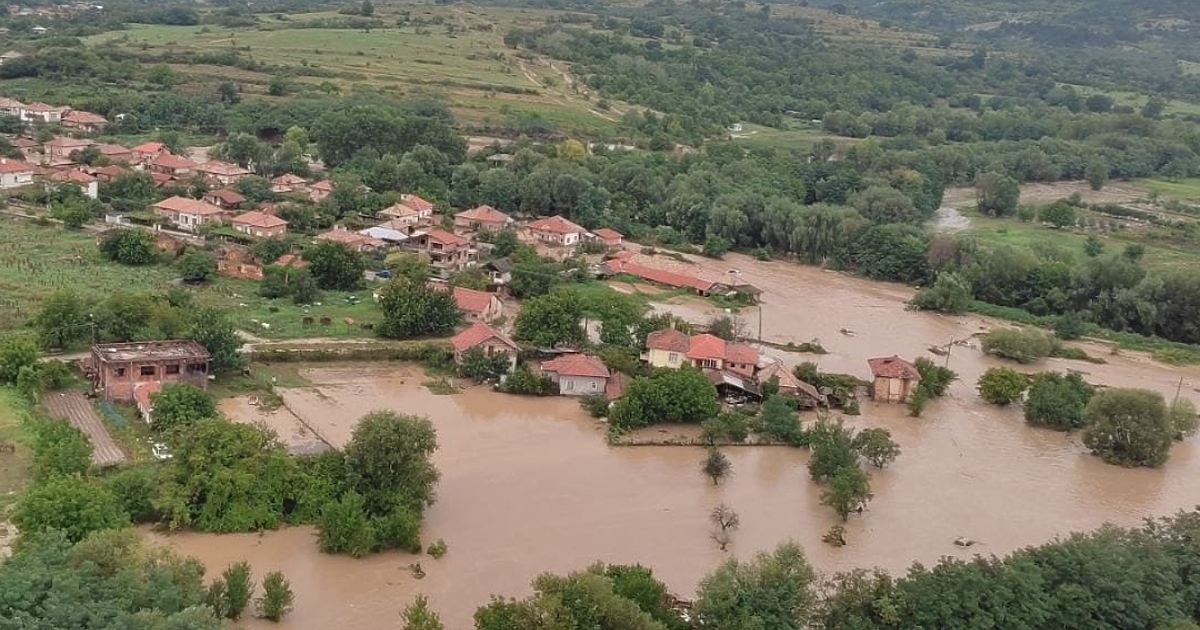 Жители на наводненото пловдивско село Слатина обвиняват институциите и кмета
