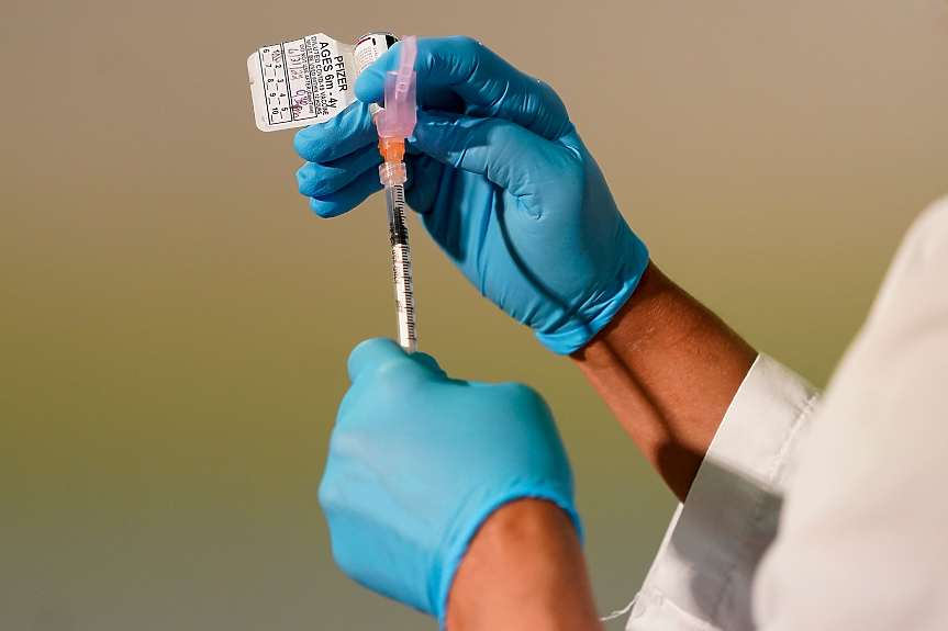 Германия ще поставя адаптирана за Омикрон ваксина