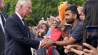 Хиляди британци посрещнаха Чарлз III в Лондон. Новият крал пое задълженията си