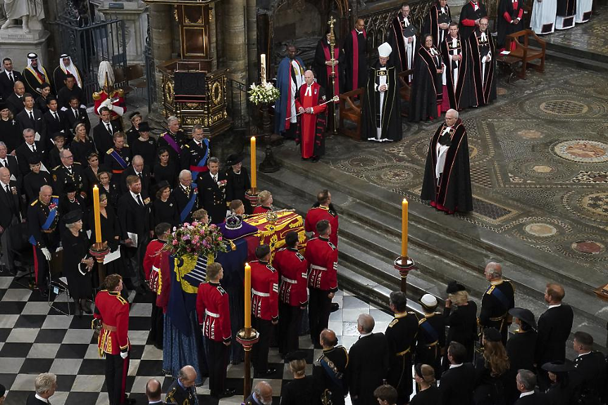 Британия и светът се сбогуват с Елизабет II (ВИДЕО+СНИМКИ)