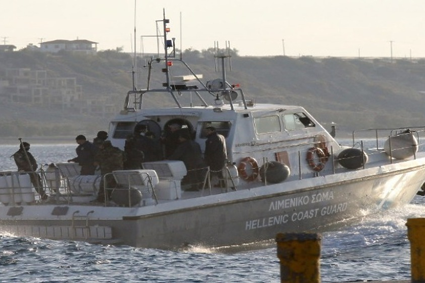 Гръцката брегова охрана е стреляла срещу товарен кораб в Егейско море