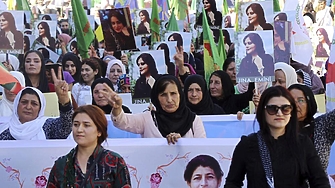 В десетки градове в Иран и продължават протестите предизвикани от убийството