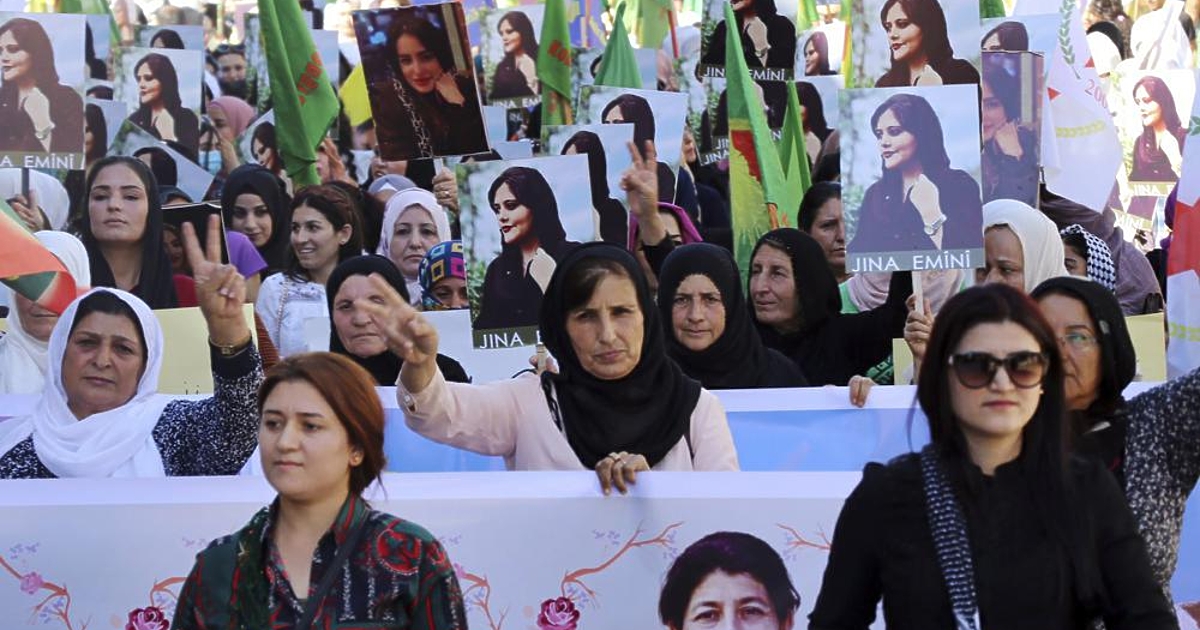В десетки градове в Иран и продължават протестите, предизвикани от убийството