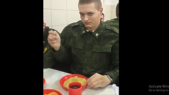 Какво според вас е получил този руски войник за храна?