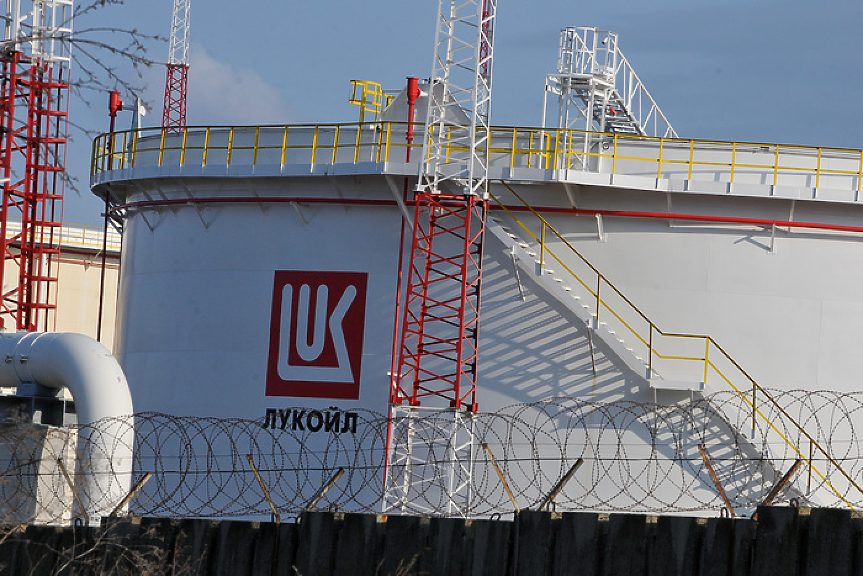 Кабинетът гласува дерогация за санкциите по руския петрол