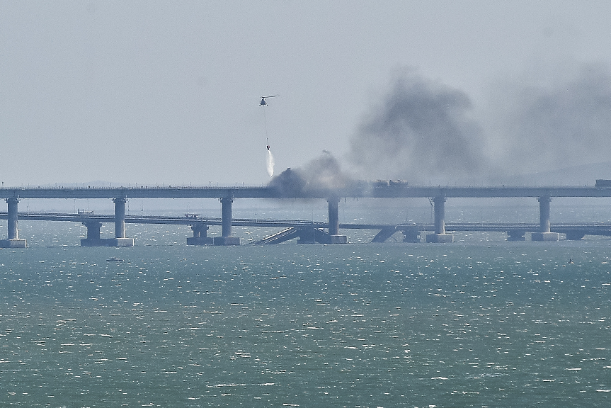 Взрив разруши част от Кримския мост, трима загинали (ВИДЕО)