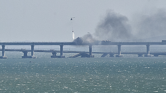 Взрив разруши част от Кримския мост, трима загинали (ВИДЕО)