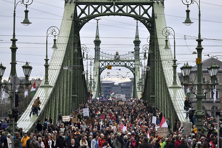 Протест срещу Орбан и за образование без идеология в Будапеща. Той бяга от столицата