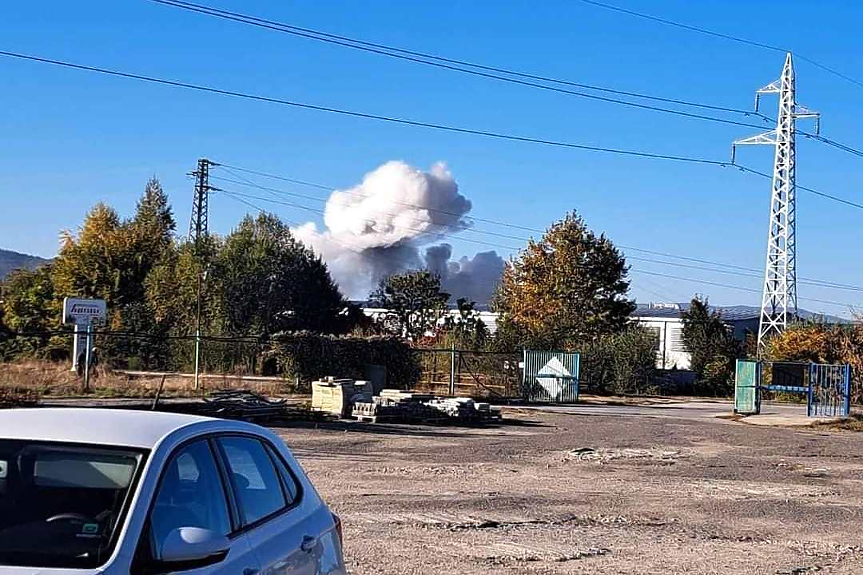 Силен взрив уплаши хората в околностите на завод 