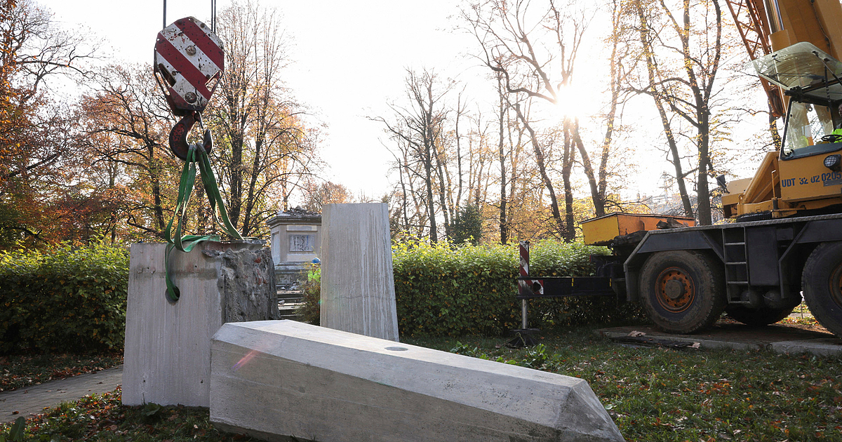 Полша демонтира днес четири паметника, построени по времето на комунистическия