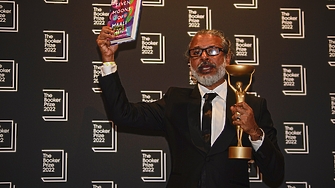 Писателят Шехан Карунатилака печели наградата Букър за  2022 г за