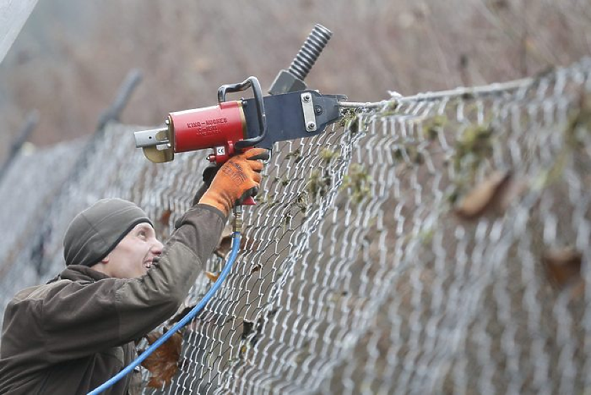 Военният министър поиска бетонна ограда по границата с Турция