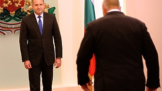 България има да решава една двойна задача Първо страната трябва
