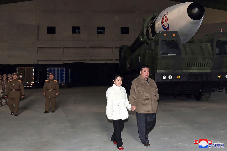 Ким показа второто си дете на фона на ракета