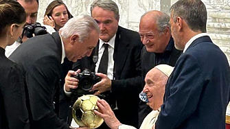Стоичков подари копие от “Златната топка” на папа Франциск