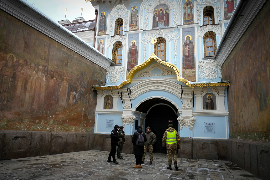 Украинските власти претърсват прочут манастир в Киев
