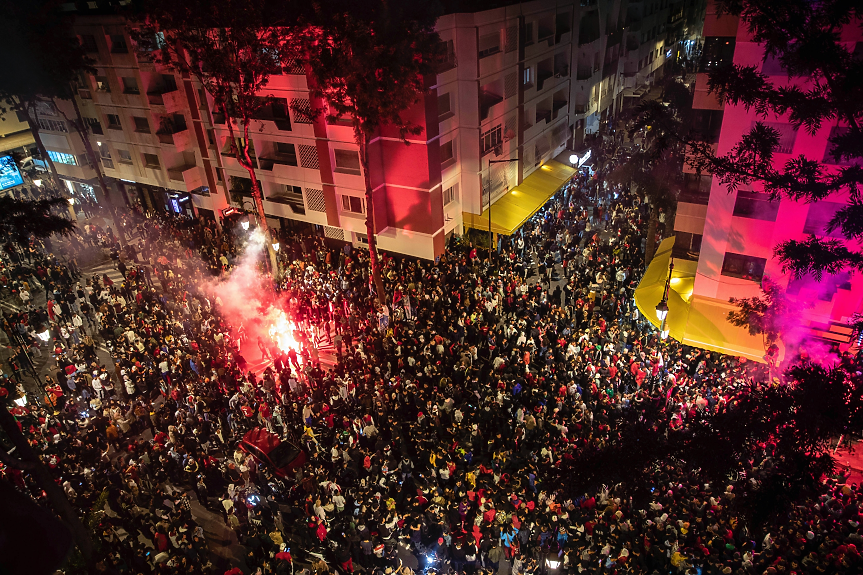 Празнуващи мароканци заляха големите градове из Европа (СНИМКИ)