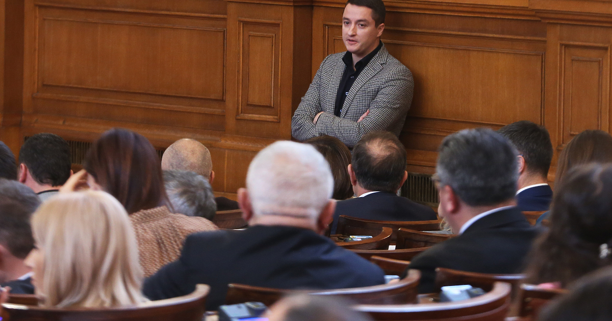 Изключеният от парламентарната група на БСП Явор Божанков си татуира